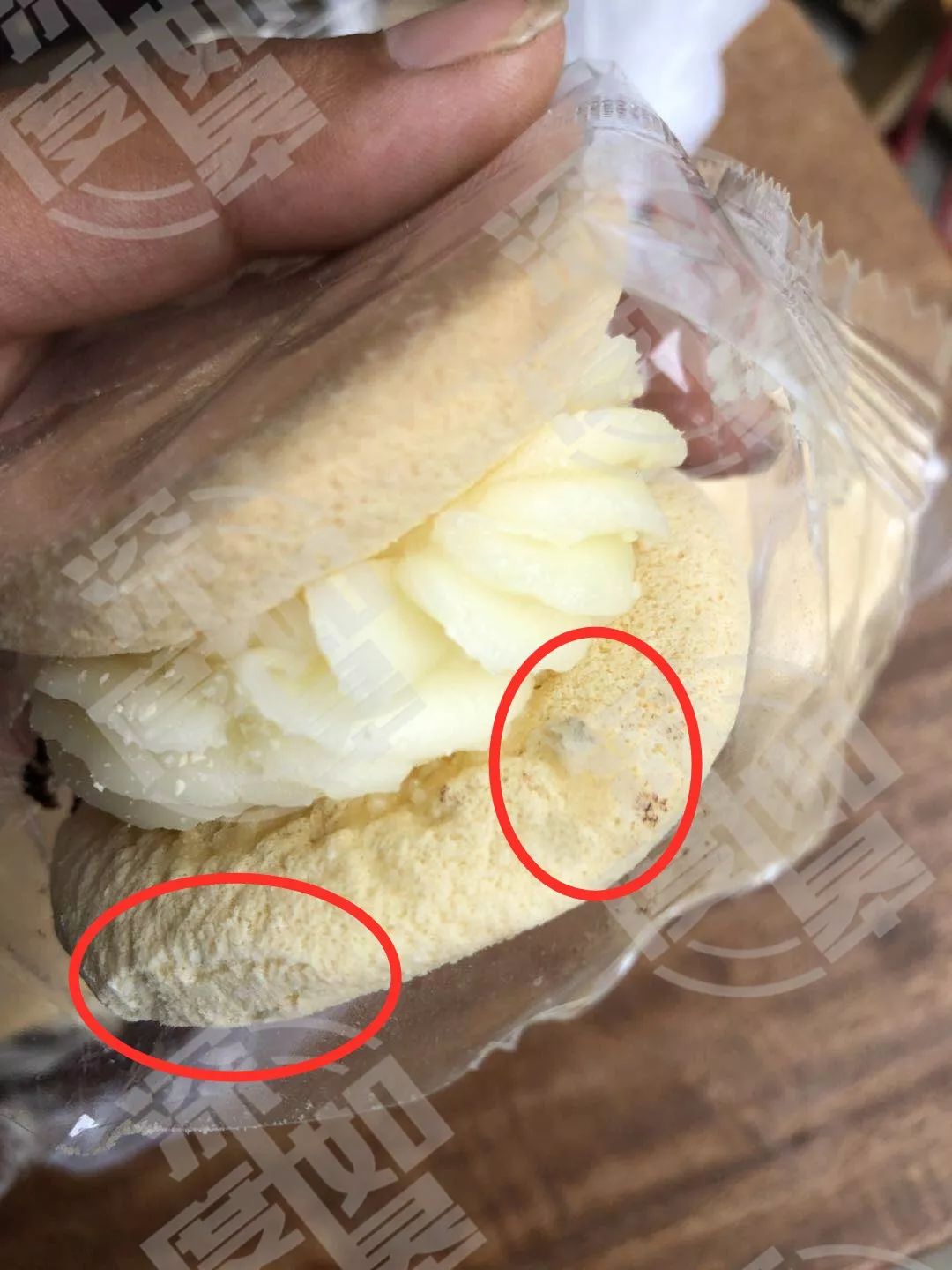 网友爆料:如皋某某多超市出售霉变食品,糕点包装无生产