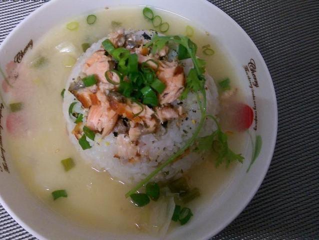                     妈妈好心喂“汤泡饭”，不料孩子吃了呕吐不止，还险些影响发育