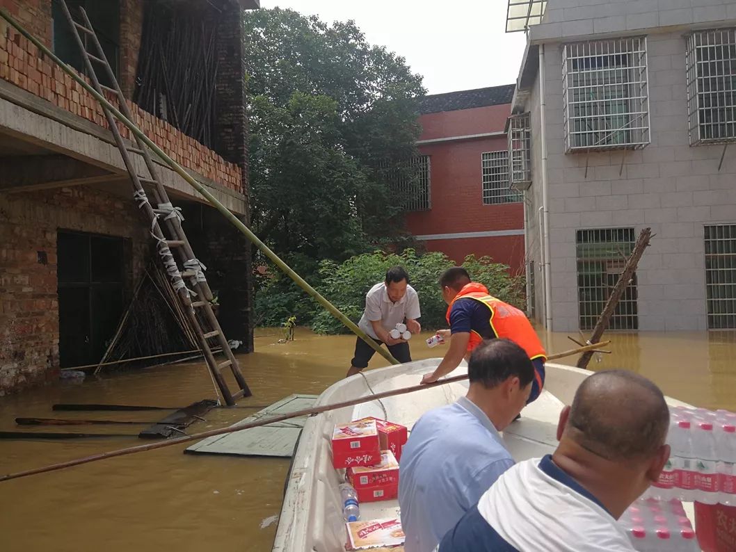 7月9日,衡东县草市镇大部分居民受灾,衡东消防派出3辆冲锋舟进行