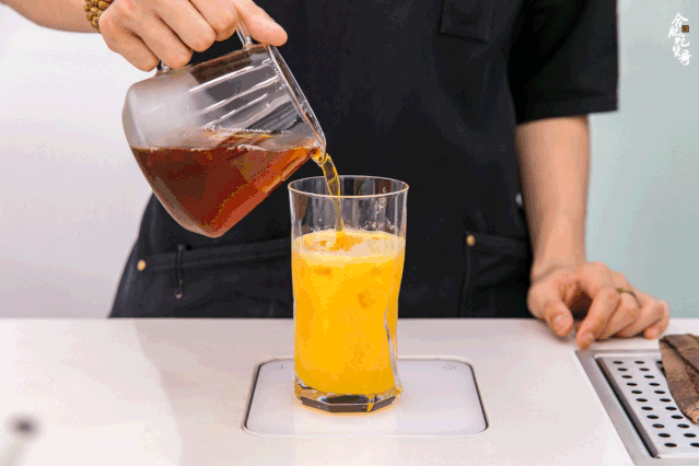 打底的乌龙茶醇厚度很高,耶加雪啡的手冲咖啡来增加酸甜感,话梅的添加