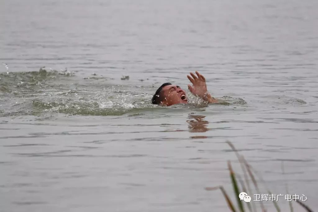 两名男子大禹湖"溺水"消防冲锋舟像利剑一样