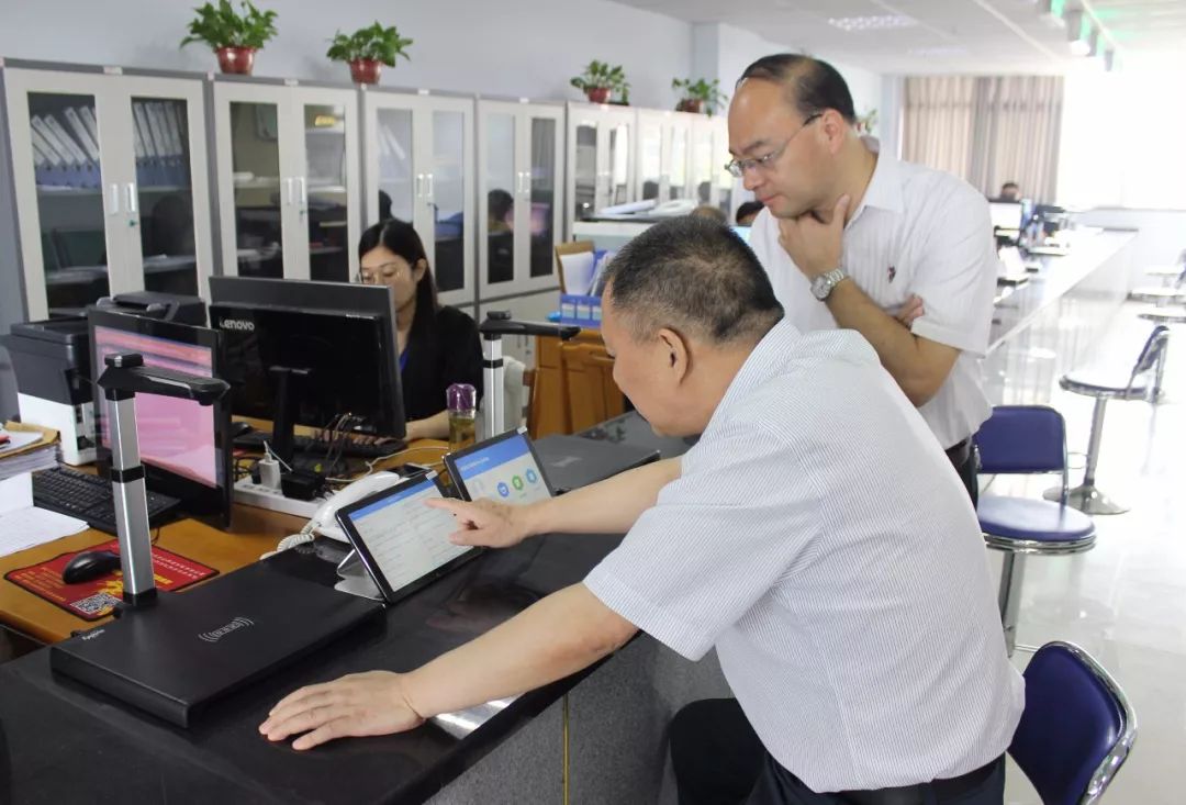 董良鸿调研放管服改革时强调要提高服务效率让人民群众满意