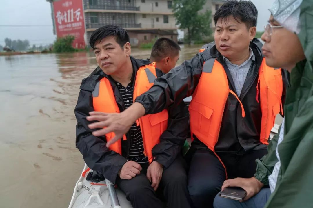 风雨中,程新飞,周国华奔赴一线,最牵挂的人是受灾群众…_崇仁