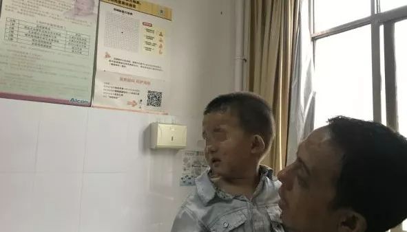                     因为这个动作，南昌一个小男孩的眼睛睁不开了！看着都觉得疼......