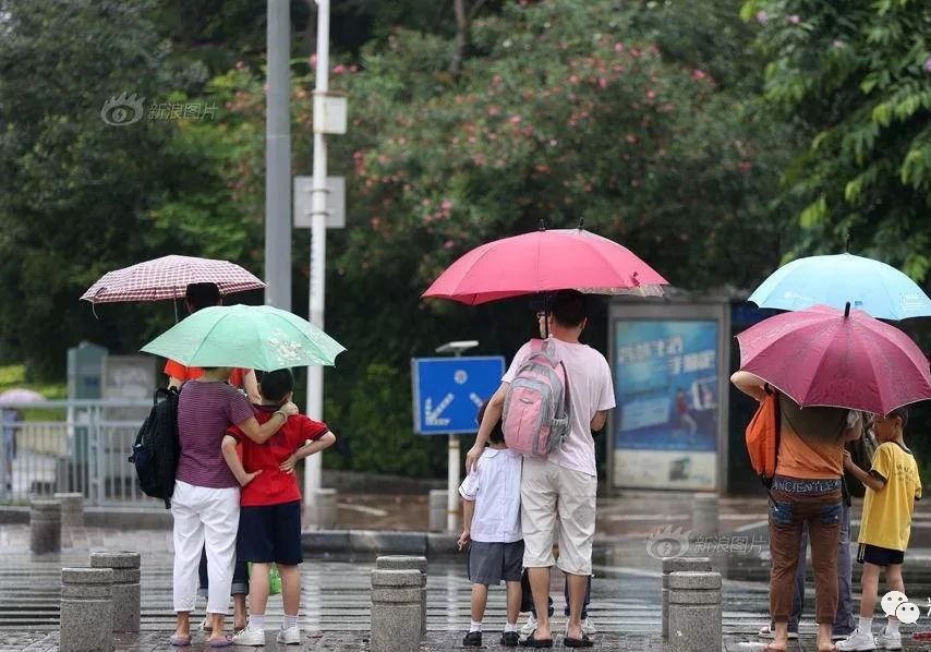 在深圳,有20万孩子凌晨5点去香港上学.