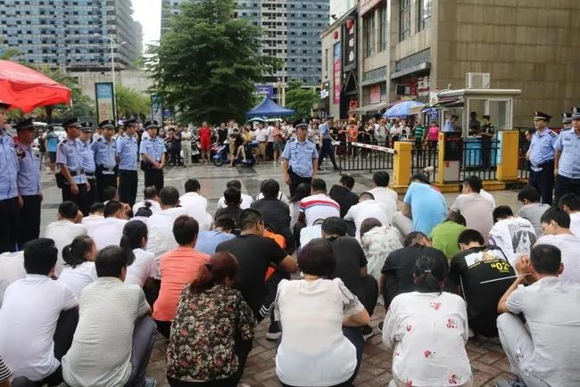 防城港:突袭传销窝点,查获101名涉传人员,轿车一辆.