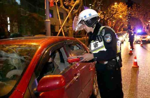 抢劫27次后潜逃21年,不坐火车不住店,他终因这个行为被抓 亚洲通