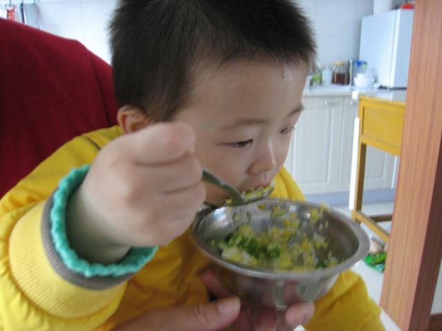                     妈妈好心喂“汤泡饭”，不料孩子吃了呕吐不止，还险些影响发育
