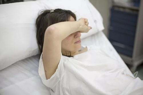                     原创            坐月子禁忌何其多，爱美妈妈“任性”洗头，这3点还是要注意些