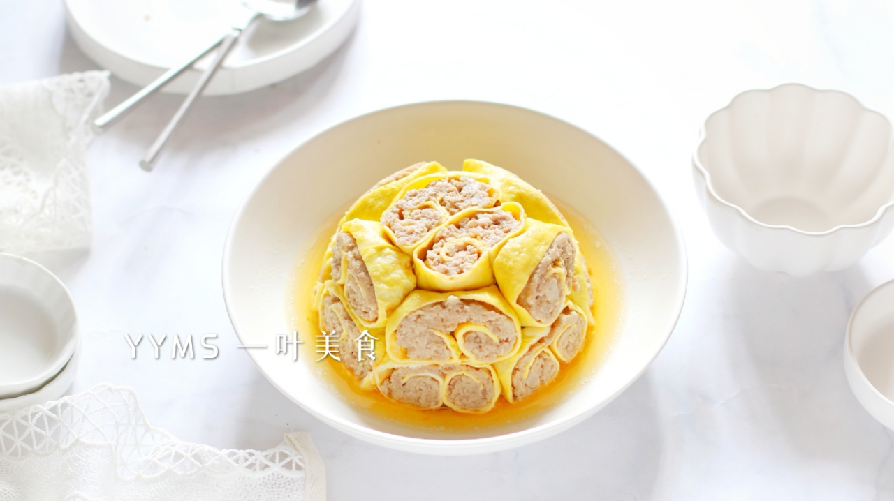 6.盖上盘子,倒扣过来,轻轻取出碗,蒸蛋卷的肉汁淋回盘子里就可以啦.