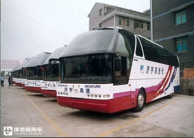 依稀记得2002年山东济宇高速运业曾经购置10部jnp6127"欧洲之星,用于