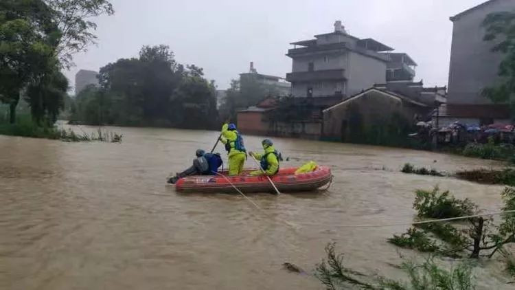 丰城市淘沙有人被洪水冲走