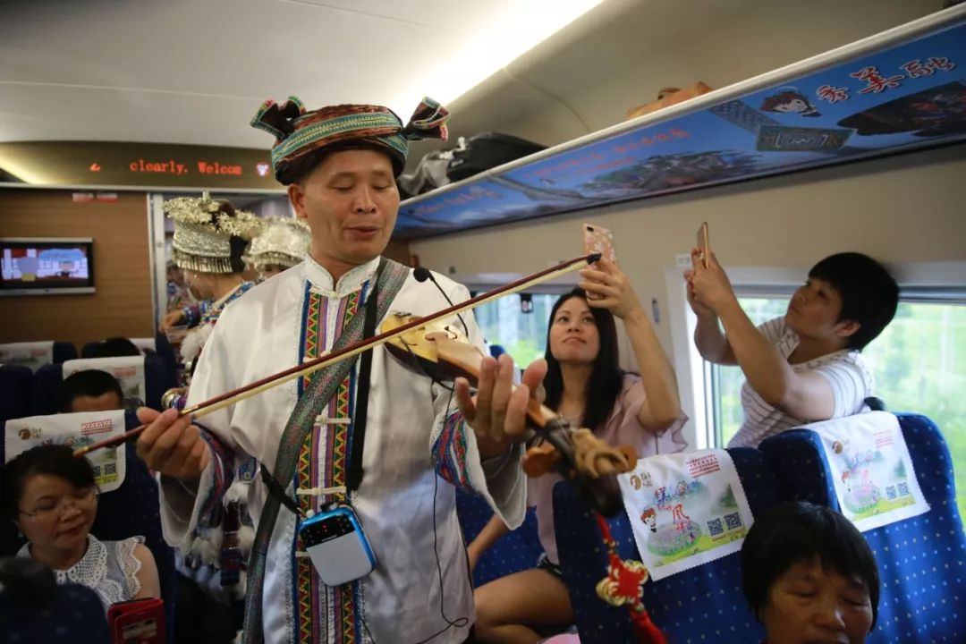 快上车 南宁至香港西九龙首发列车上有融水苗