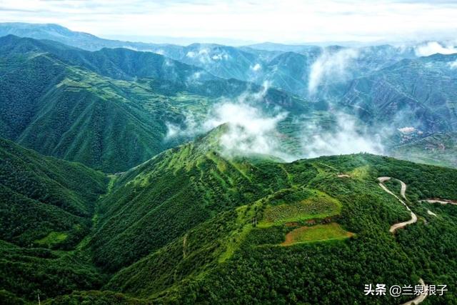 站在兰州七里河南部阿干镇大山上俯瞰整个石佛沟大景区美如画