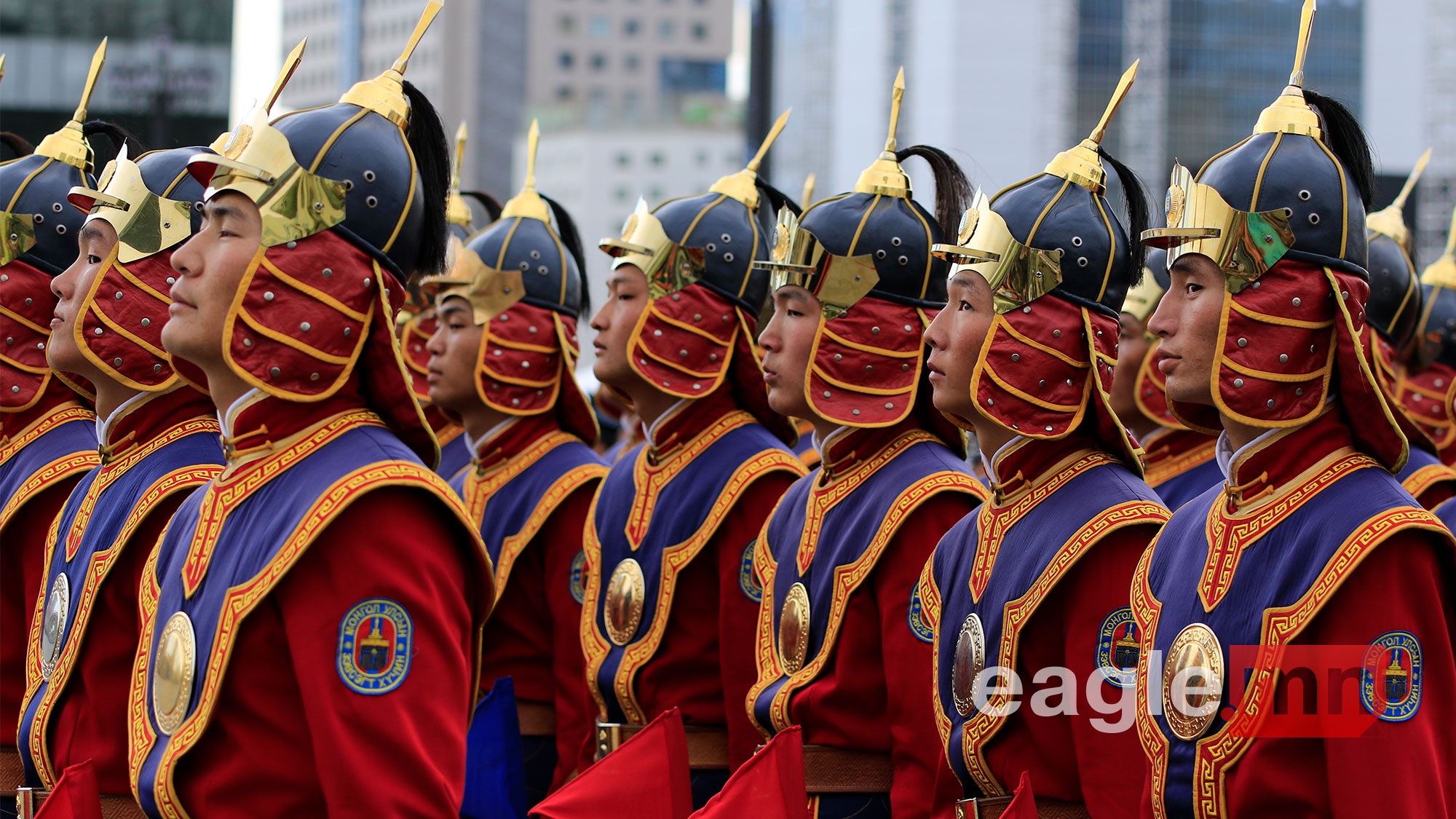 难得一见的蒙古国阅兵,女兵看起来都很壮硕,仪仗队穿铠甲举老枪