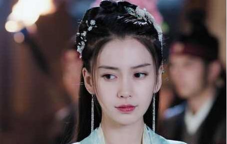 现实中的杨颖是一个活泼可爱的女生,在跑男里面为了给大家带来欢笑