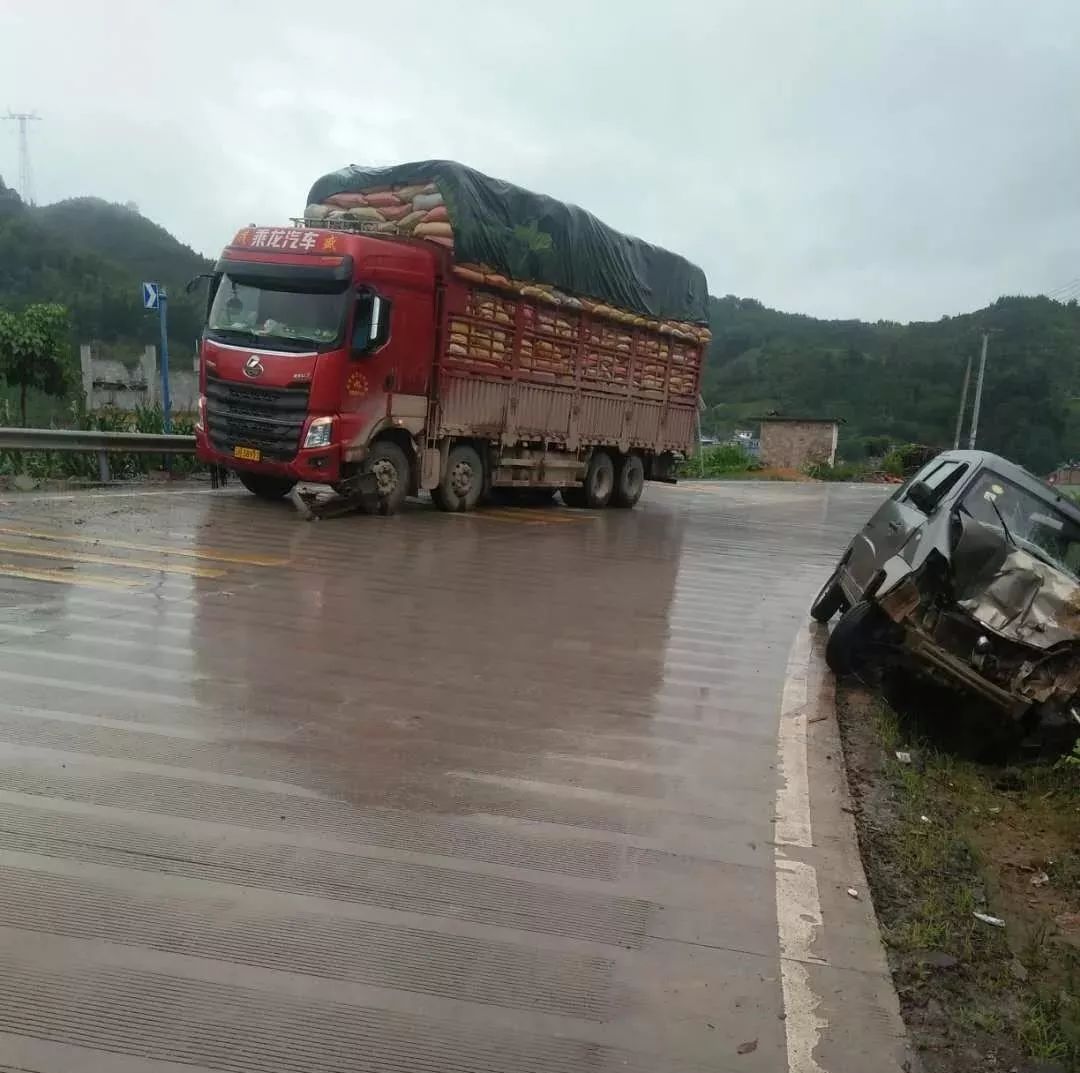 安全预警雨季行车安全驾驶西林县近期交通事故案例