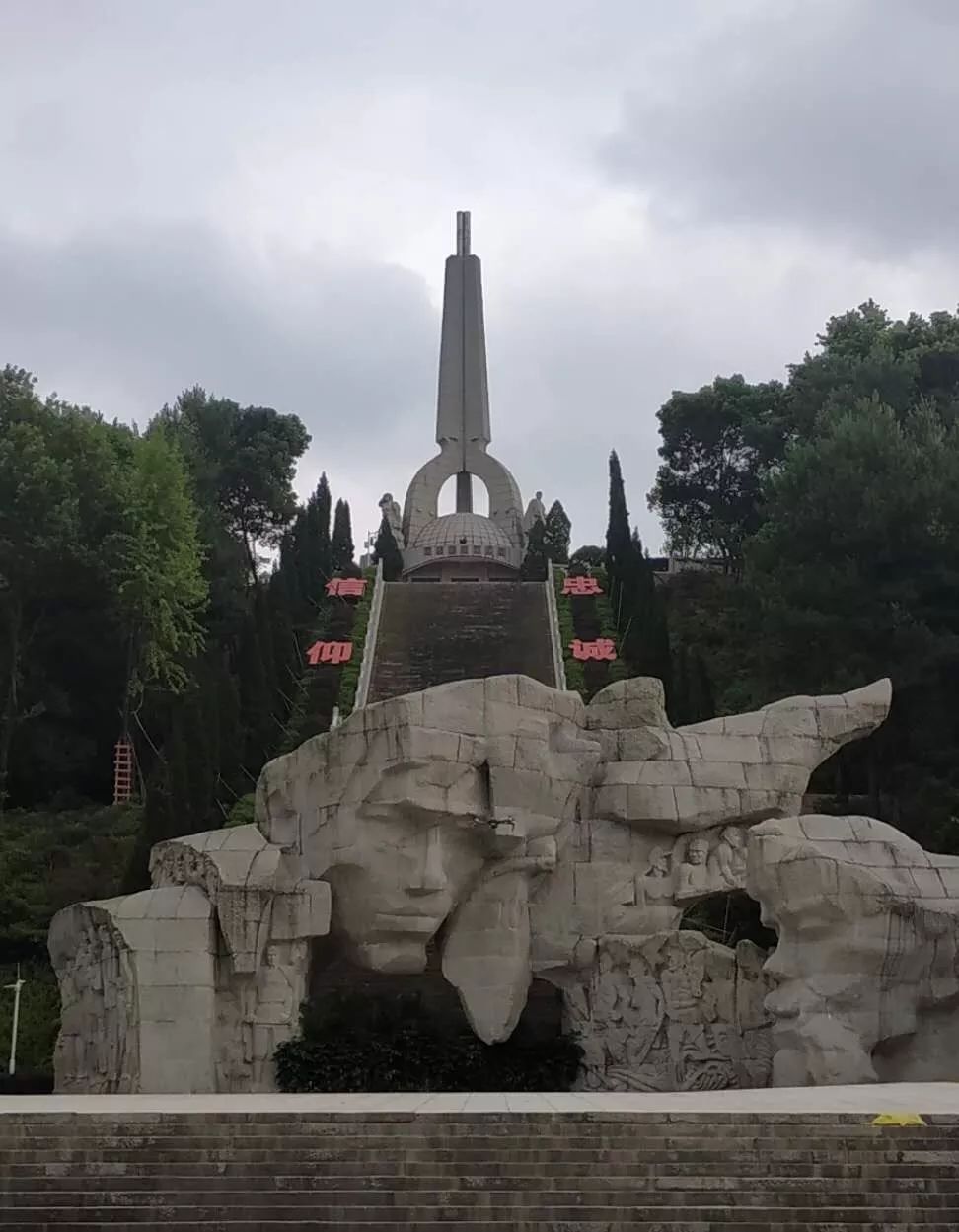 如今,84年过去,安顺场依旧保留着当年的古朴,伫立在纪念广场中央的17