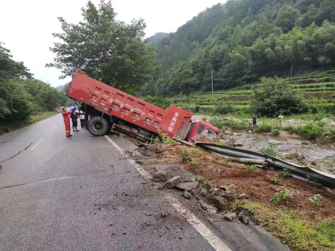 英山公路上一大货车失控冲出路肩外