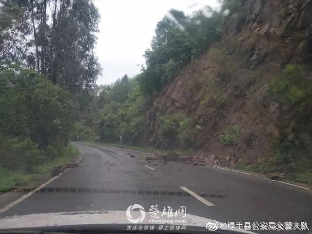 云E司机注意:禄丰至一平浪单行线山体滑坡巨石滚落道路,请绕行 18新利平台网站