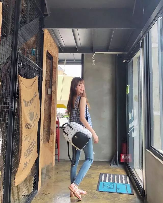 假装行走(远离相机)