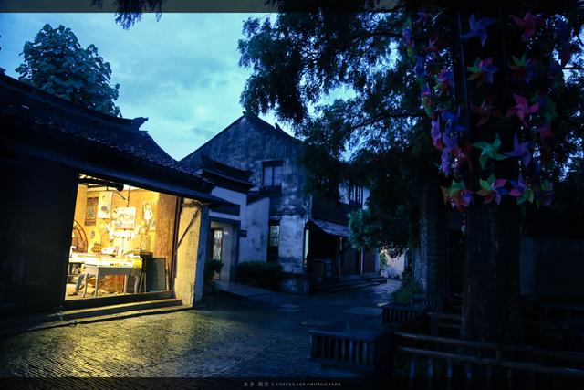 安静的街道,夜晚的小店.