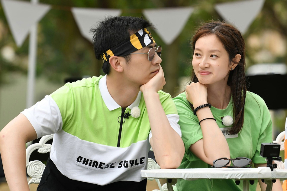 朱亚文携妻子献综艺首秀 深情对视狂撒狗粮