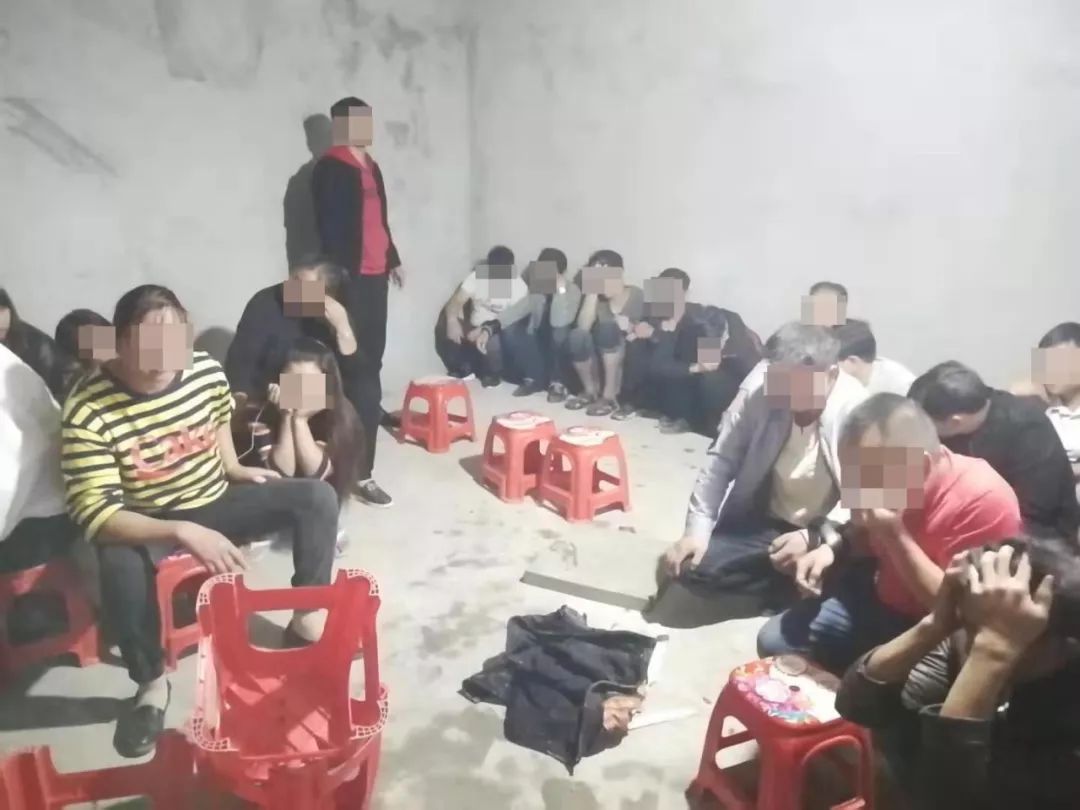 赫章20余人在家里赌博, 玩得正酣时,警察来了.