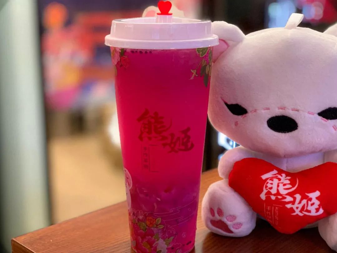 纯粹杯底更由饱满的牛油果和鲜奶组成洒落在奶油雪顶上巧克力酱和奶油
