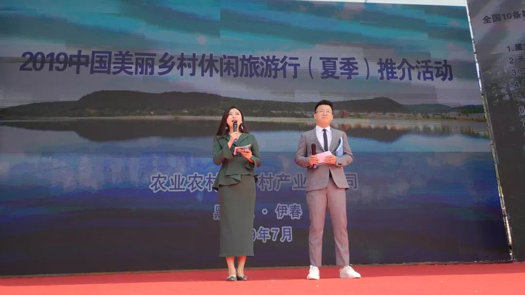 伊春推介来自黑龙江广播电视台乡村广播的主持人刘爽 阳光(从左至右)