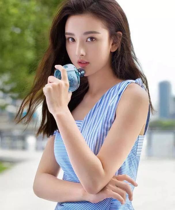 宋祖儿和蒋依依为何这么美?看母亲就知道了,网