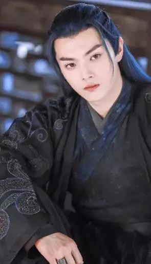 最近播的一部电视剧《陈情令》,在剧中肖战饰演魏无羡,王一博饰演蓝湛