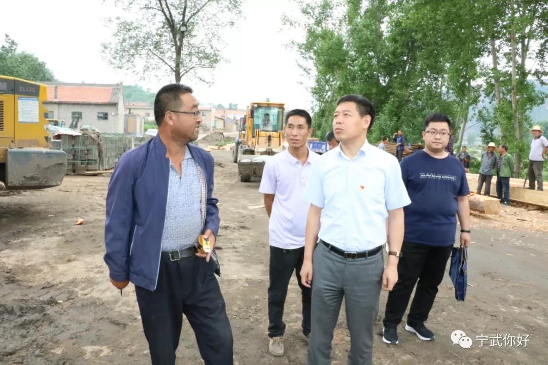 王卓在化北屯乡宁化村调研脱贫攻坚和古城修复工作