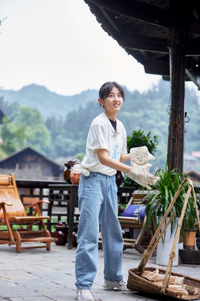 张子枫《向往的生活》最新造型,花衬衫配t恤,18岁扎马尾太美了