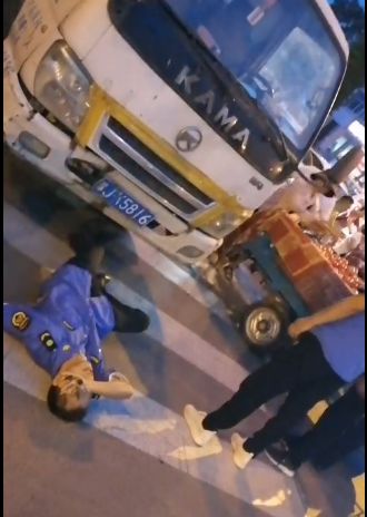 濮阳城管在执法时被慌忙离开的车撞倒! ag百家乐网址