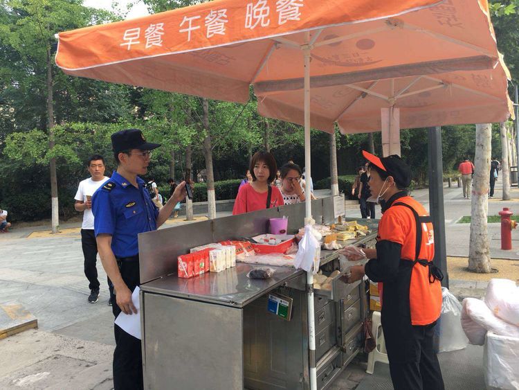 更规范更放心更便捷经开城管规范放心早餐情系民生服务群众