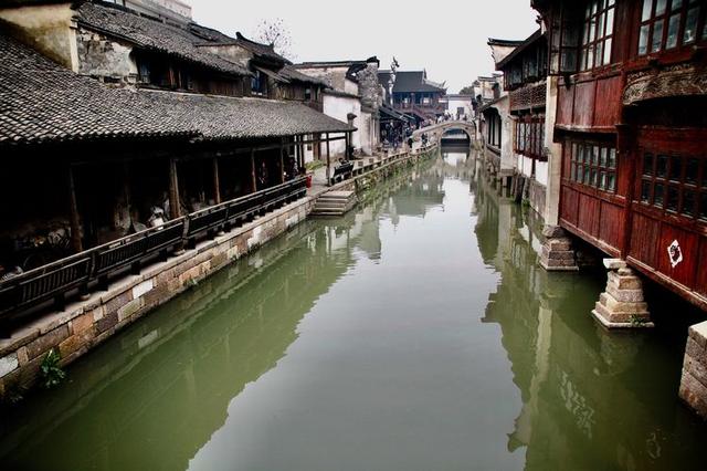 乌 镇古镇(村)风韵又名大研镇,是中国历史文化名城中唯一没有城墙的