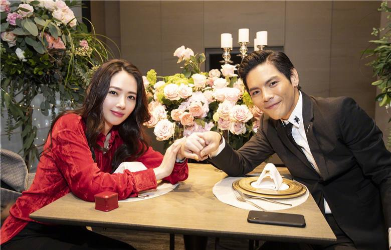 向太一家四口亮相,向佐曝喜欢郭碧婷优点,未