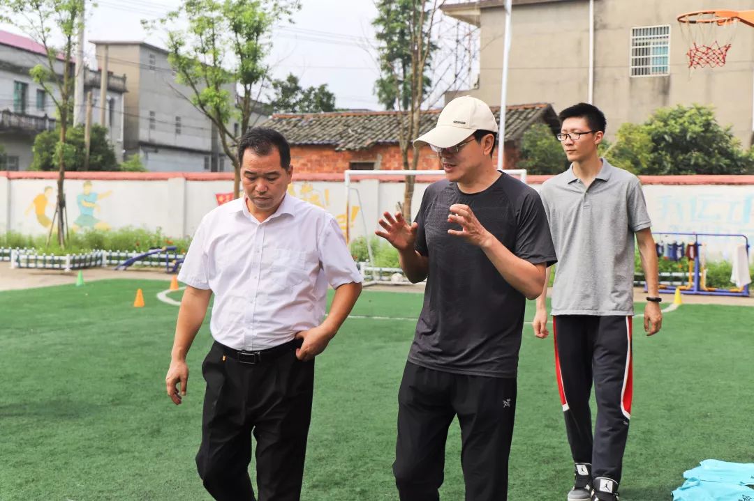 早上10点,体育学院党委副书记肖勇,邱祖建老师,胡镭老师到达和平小学