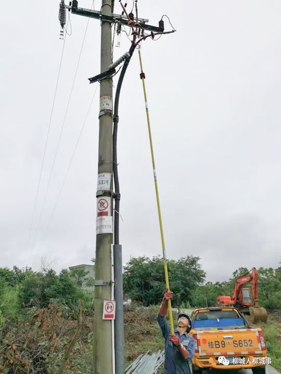 暴风雨过后,柳城供电人在忙什么?