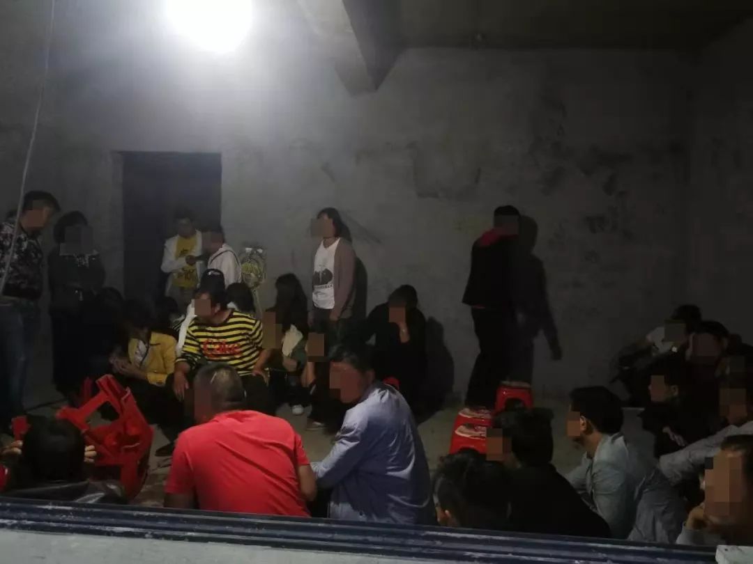 赫章20余人在家里赌博, 玩得正酣时,警察来了.