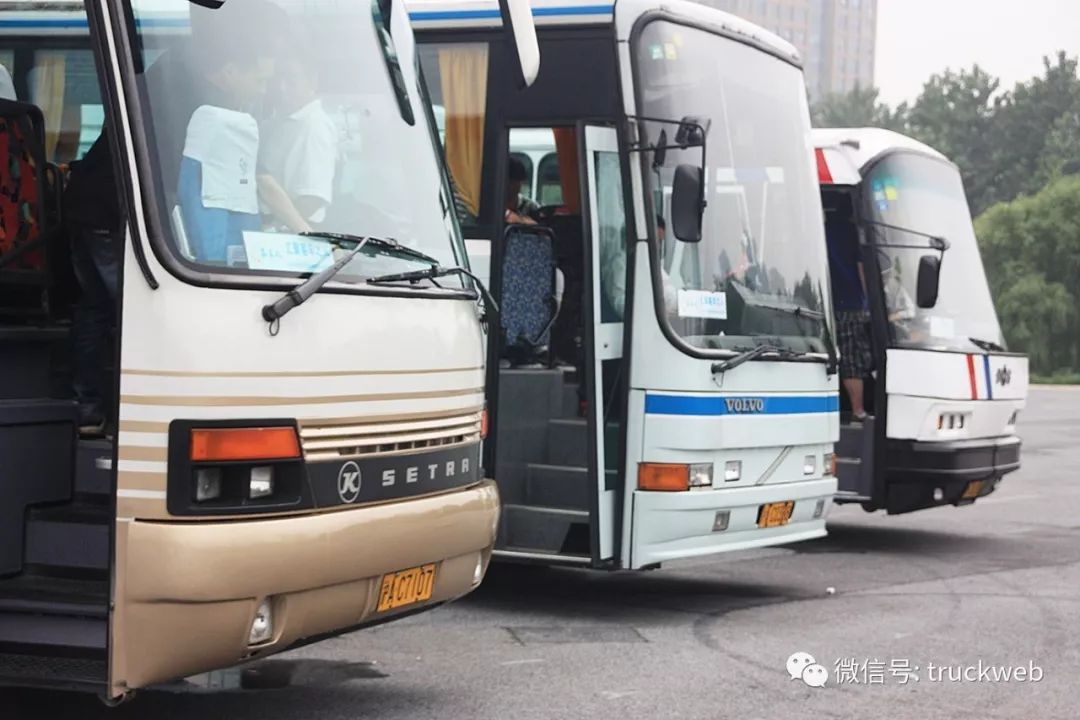 s215hdb10m和bfc6120当三辆代表高速客运的辉煌时期的客车聚在一起