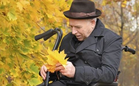 老人乘坐公交车注意3要点