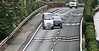 司机云南高速路上随意变道引发事故反怪别人!交警:你全责