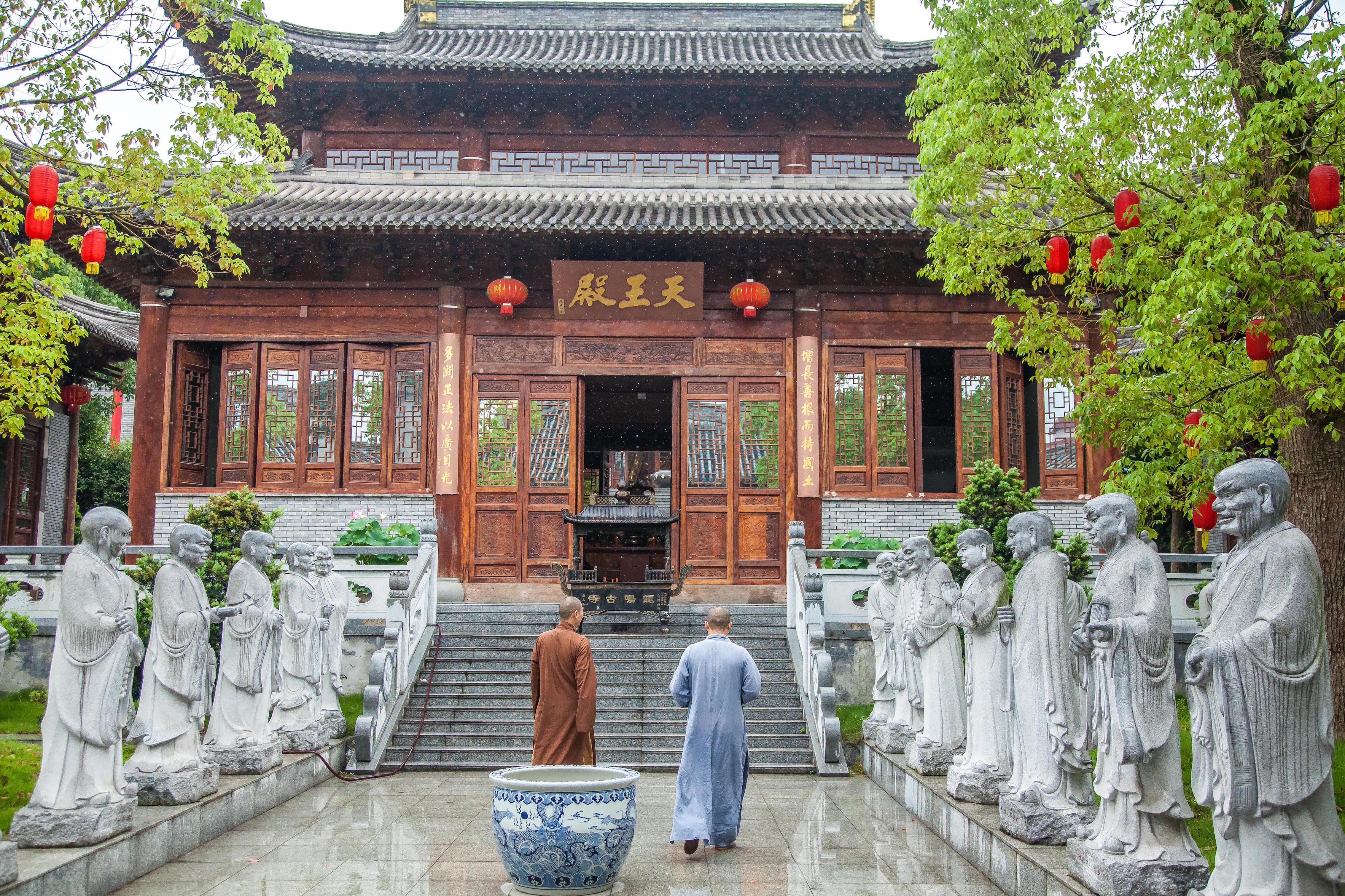 浙江永康古山,六年时间破败寺院变成一座清净庄严,香火兴旺佛教梵刹