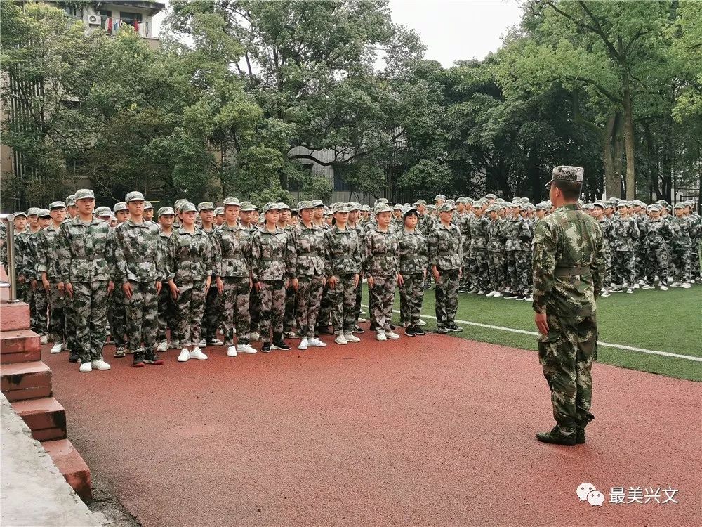 兴文中学高2019级新生结束了 为期五天的国防教育军事训练 7月11日
