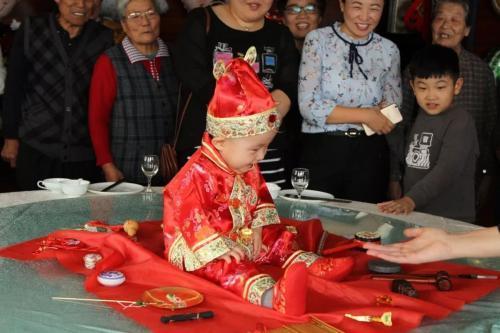                     宝宝抓周该准备哪些物品？男宝和女宝有区别哦！很多人都不知道