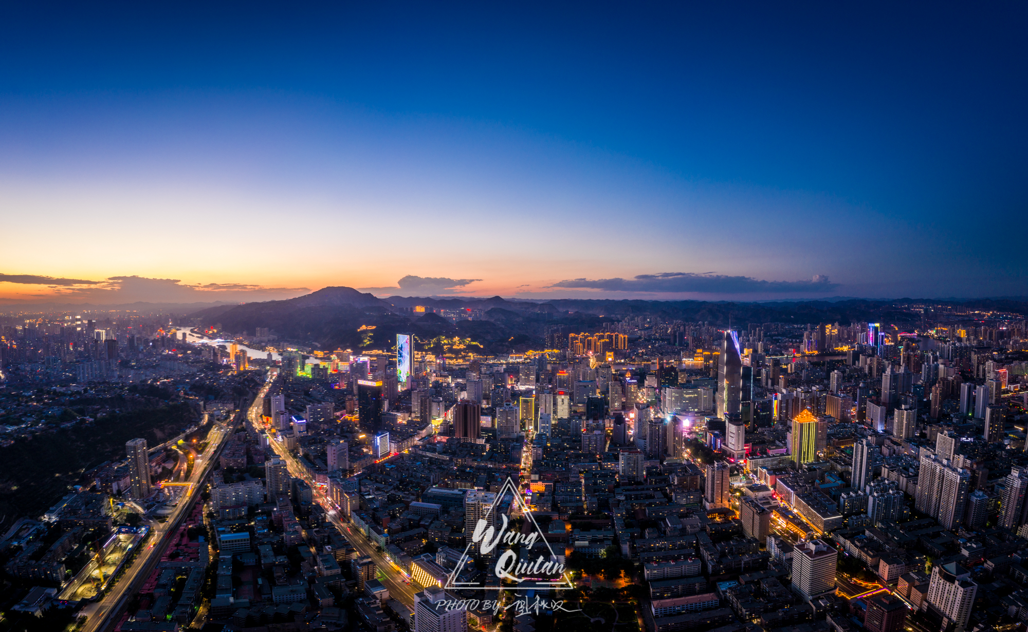 皋兰山之上的兰州城夜景,仿佛太平山顶俯瞰香港中环