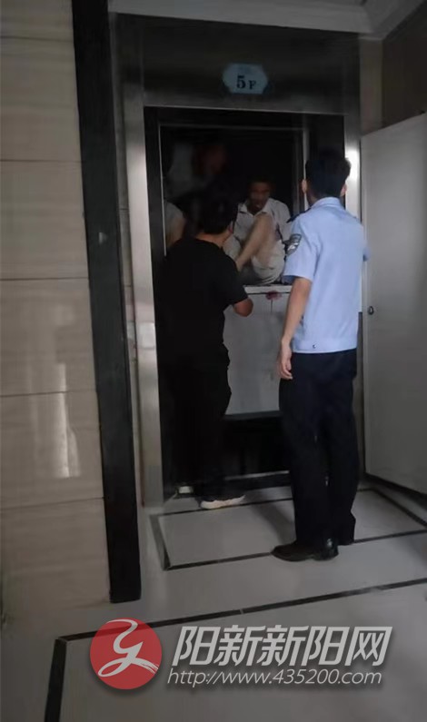 三名农民工被困电梯 阳新民警“清凉”解困全程只用一刻钟 澳门赌城平台