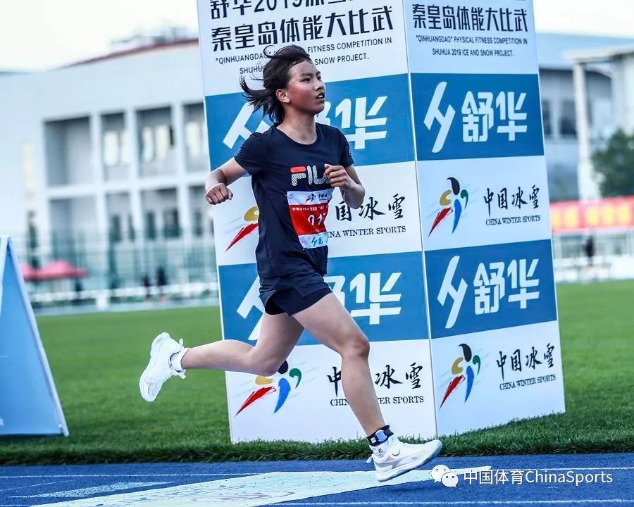 获得女子3000米跑冠军的高山滑雪队李欣宇在比赛中.